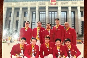国乒教练肖战晒08奥运合照，刘国梁王皓马琳今何在？