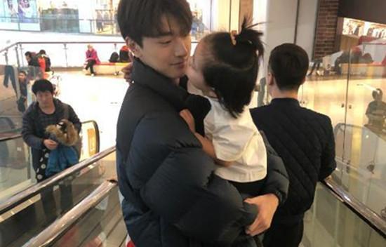 林一电梯吻外甥女照片