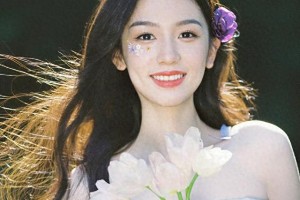 周也仙女裙写真：抹胸裙秀锁骨，贴花妆吸睛