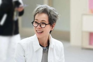 《浪姐6》叶童一跪引热议，综艺剪辑与尊重问题成焦点